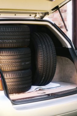 Sıcak hava sürüşü için lastik değiştiriyorum.