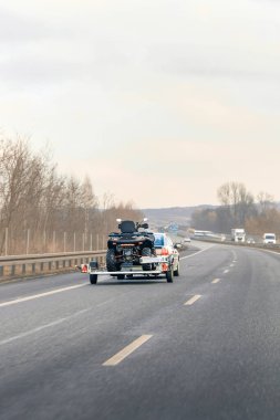 ATV karayolu gezisinde taşınıyor.