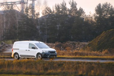 Minibüs güneş ışığında kırsal yolda