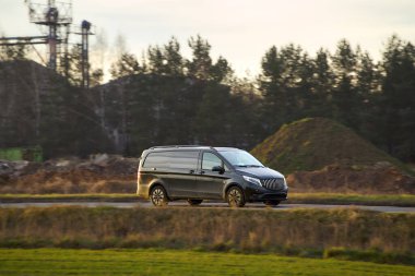 Endüstriyel kargo aracı hareket halinde.