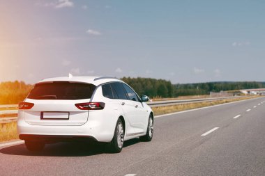 Avrupa Combi arabası uzun ve boş bir yolda