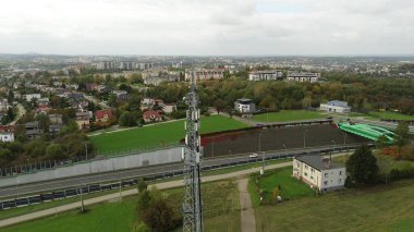 Açık alan görünümünde mobil ağ anten kulesi