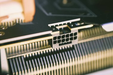 600W güç adaptörü üst düzey grafik kartına bağlandı