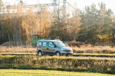 Kamyon kırsal alanda hareket ediyor