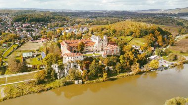 Nehir kıyısındaki tarihi şato ve köy