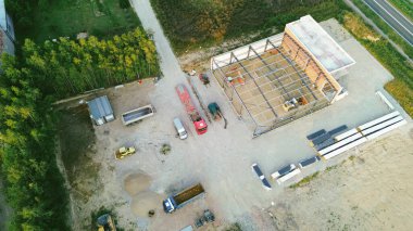 Ağır ekipmanlı kırsal inşaat sahası