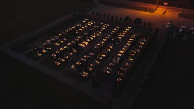 All Saints Day Polonya geleneğinde mum ışığında bir mezarlık.