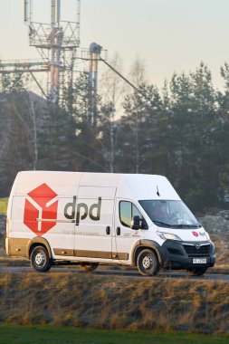29.03.2025 Katowice, Polonya, Avrupa DPD lojistik aracı kırsal alanda sürüyor