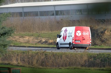 29.03.2025 Katowice, Polonya, Avrupa DPD taşıma aracı kırsal yolda ilerliyor