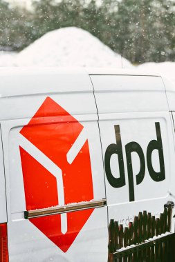 DPD kurye minibüsü Avrupa banliyö yolu, Polonya 27.01.2025