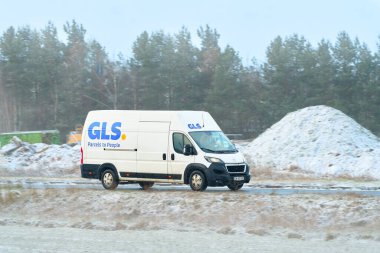 Polonya, Avrupa 23.01.2025 Karla kaplı yolda GLS kargo minibüsü