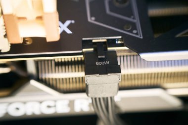 NVIDIA GPU 12VHPWR bağlantısı Polonya, Avrupa 02.04.2025