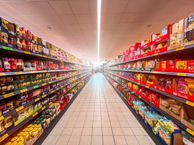 Biedronka mağazasıyla dolu süpermarket rafları Polonya, Avrupa 21.02.2025