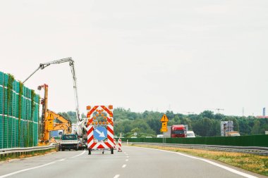 Otoyol inşaat alanında yol bakım tabelası