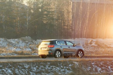 Yol ayıracı arabanın dışına yapışmış.