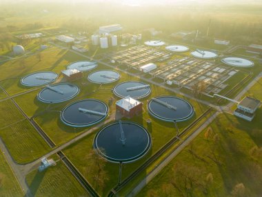 Açık havzalı su arıtma istasyonu.