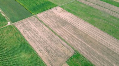 Boş ve hazır toprakları gösteren tarlanın yukarıdan ele geçirilmesi