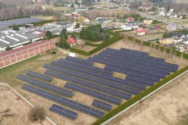 Kırsal bölgedeki çevre dostu güneş enerjisi istasyonu