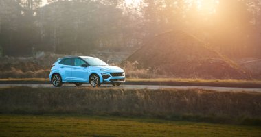 Gün batımında araç kırsalda hızla ilerliyor.