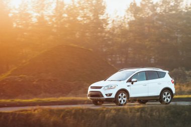 Kırsal alanda gezinen arazi aracı.