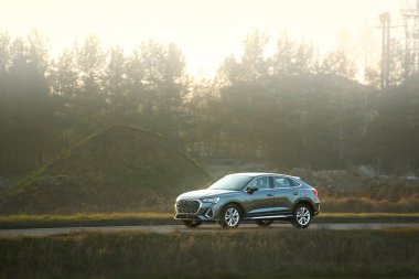 Kırsal kesimde modern aile arabası