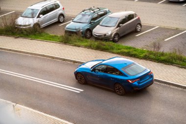 Tek mavi arabalı şehir yolu