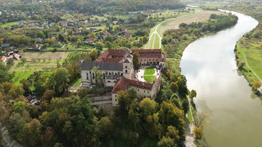 Nehir kıyısındaki tarihi şato ve köy