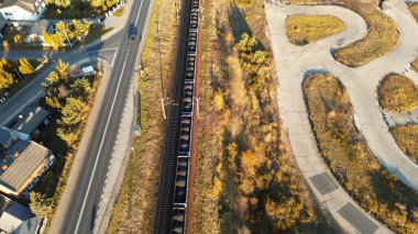 Yük treni kömürü araziye taşıyor.