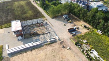 Otoyol yakınlarında ticari bina inşa eden ağır makineler.