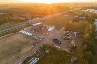 Kırsal kesimde inşaat halindeki sanayi binası