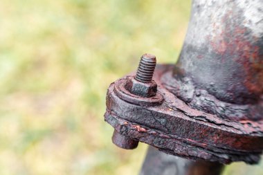 Geçmişi bulanık, paslı eski bir bağlayıcı.