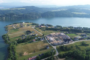 Yazın Czorsztyn Gölü ve Pieniny Dağları yukarıdan