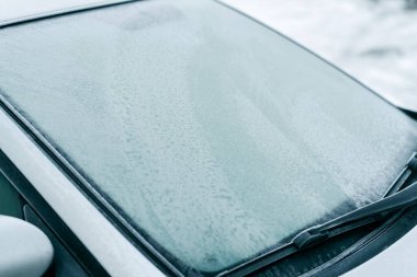 Soğuk mevsimde araba gövdesinde buz dokusu