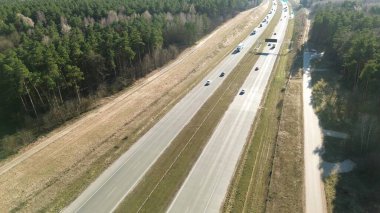 Ormandan geçen uzun otoyol.