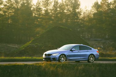 Sessiz kırsal sokakta şık bir otomobil.