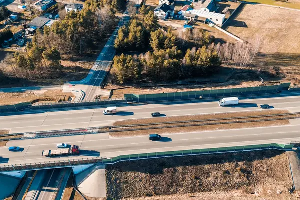 Uzağa uzanan otoban yolu
