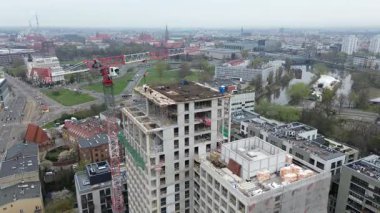 Kule ve inşaat vinci ile şehir genleşmesi