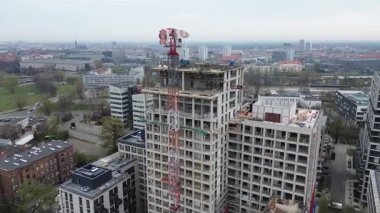 Büyüyen şehirde Crane gökdeleni inşa ediyor.