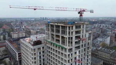 Vinçli ve gökdelenli inşaat alanı