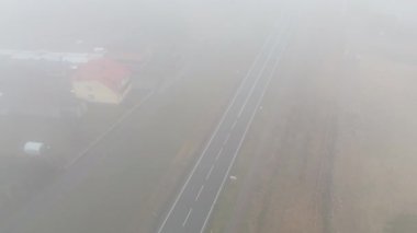 Yoğun siste araç kullanan havadan şehir manzarası