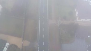 Yukarıdan banliyö sokaklarını kaplayan gizemli sis