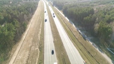 Otoyolda giden arabaların insansız hava aracı görüntüleri.