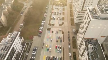 Şehir merkezindeki açık otoparkta.