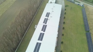 Güneş panelleri açık havada alternatif enerji üretimi