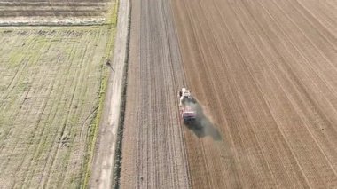 Traktör, sabanla sürülmüş toprakta izler bırakıyor.