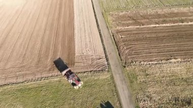 Traktör, sabanla sürülmüş toprakta izler bırakıyor.