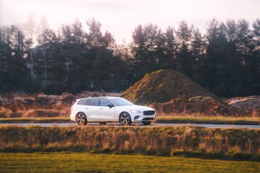 Sürdürülebilir araç otoyolda seyahat ediyor