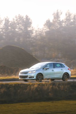 Hatchback aracı otoyolda ilerliyor.