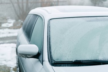 Park etmiş bir otomobilin karlı yüzeyi