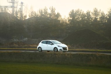 Kırsal macerada küçük bir hatchback